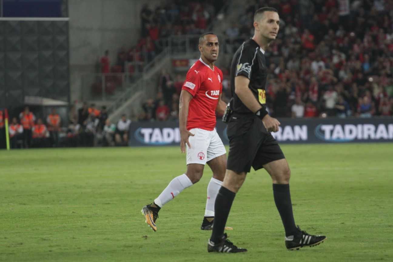 השופט זיו אדלר. נטה לטובת הצהובים... (צילום: בן בודה)